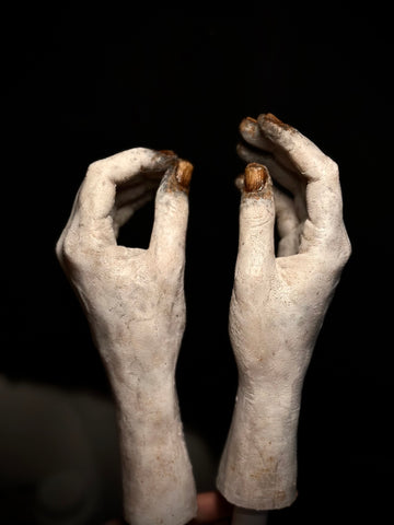 Valak hands